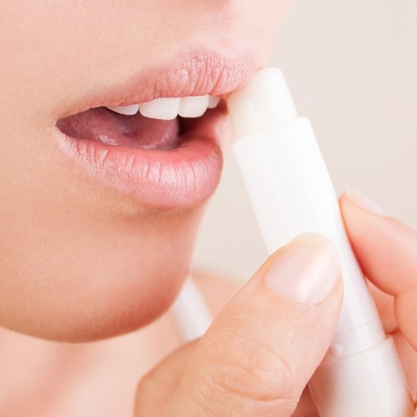 Уход за губами: что делать, если трескаются губы