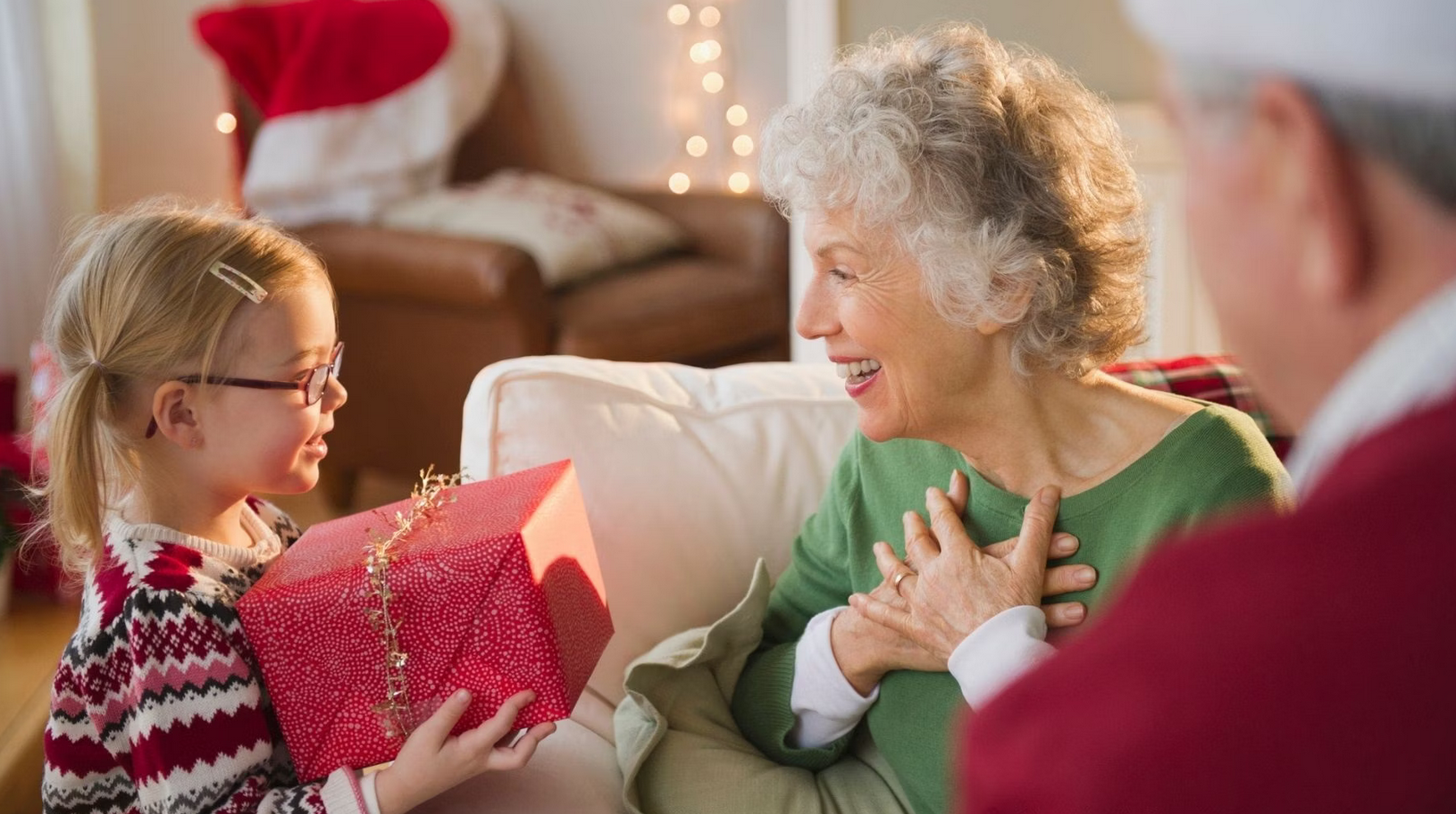 Что подарить бабушке на Новый год: 41 отличная идея - Лайфхакер
