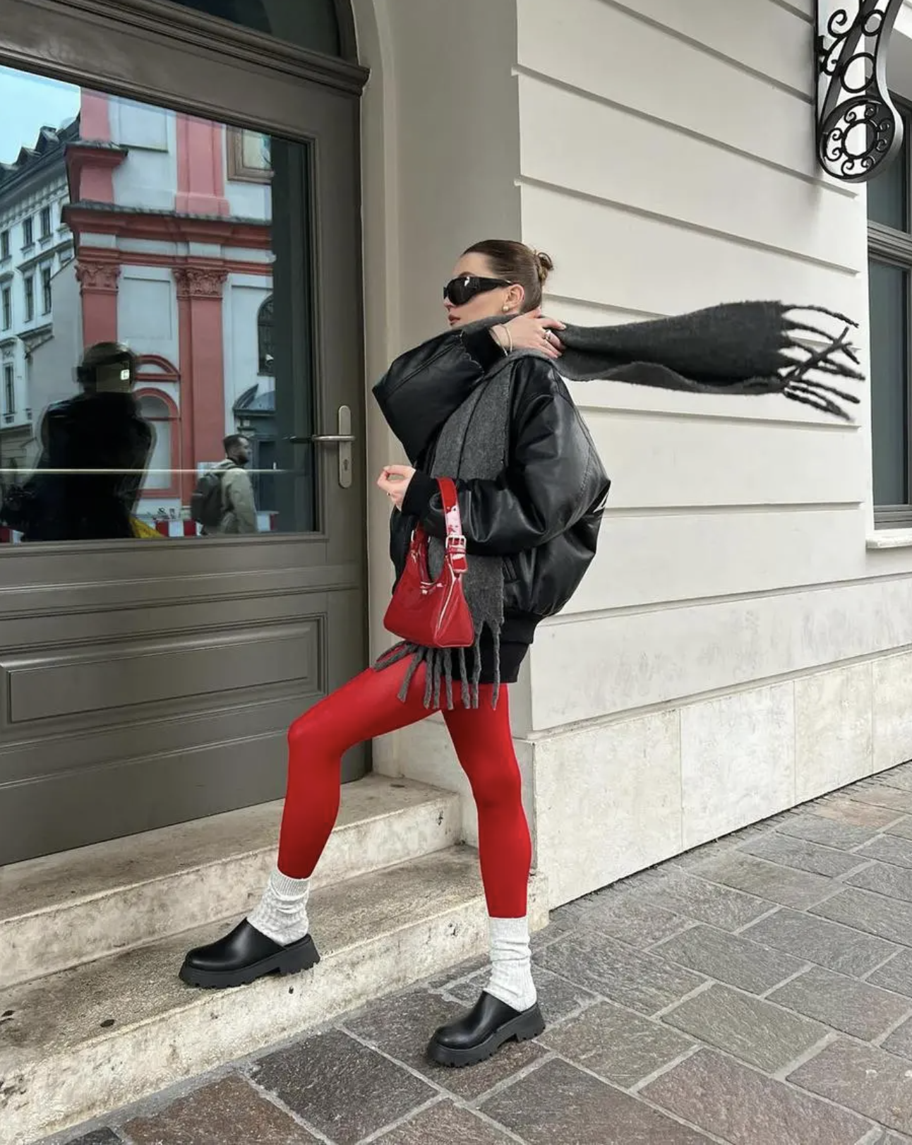 Червоні панчохи — супертренд, який у 2024 році будуть носити усі модниці (ФОТО) - фото №1