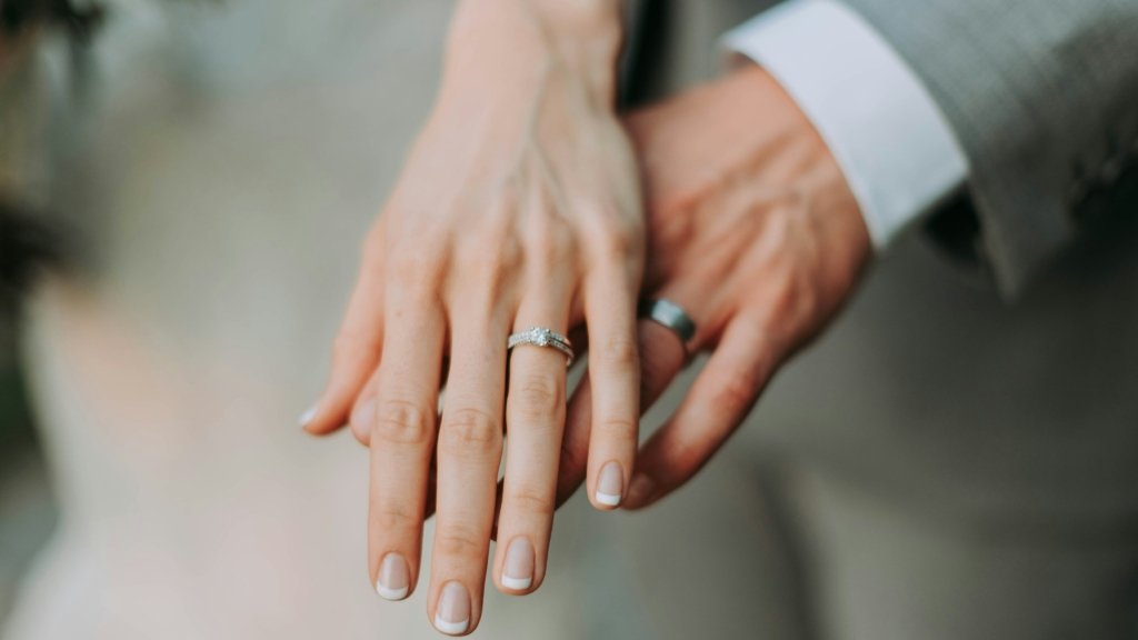 Покоління Z не поспішає до вівтаря: чому шлюб більше не "обов’язкова програма"