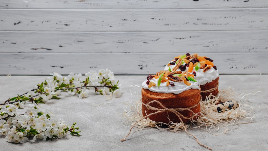 Если нет возможности пойти в храм на Пасху, освятите паски дома: какую молитву нужно прочитать (ВИДЕО)