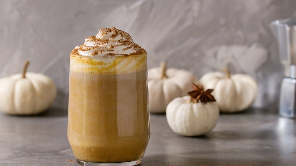 Справжній хіт холодного сезону: як приготувати вдома гарбузове лате (ВІДЕО)