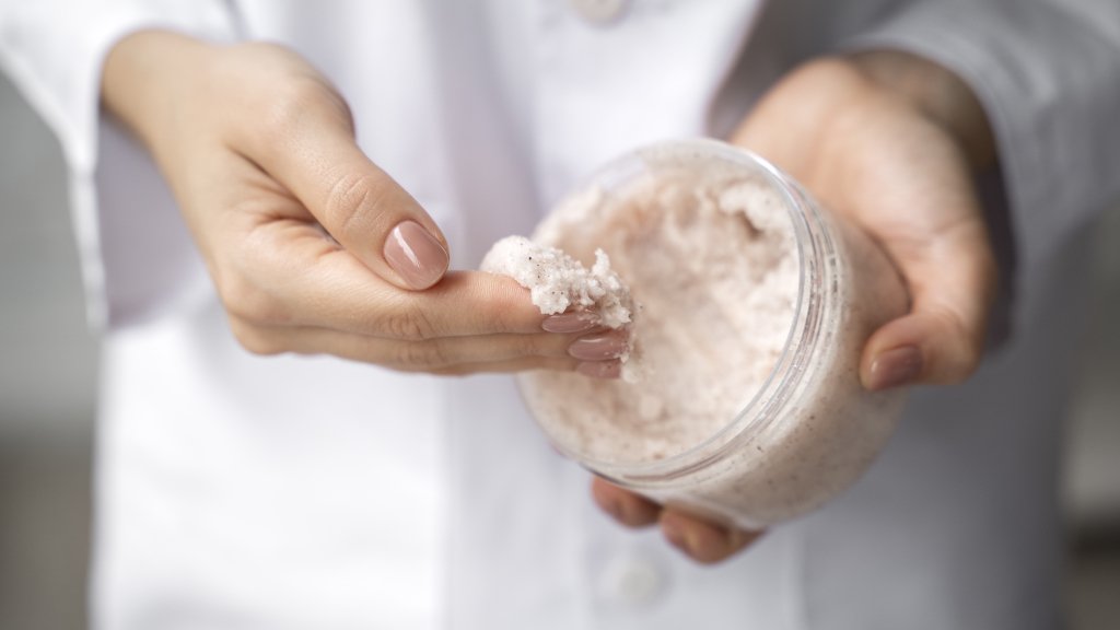 Забудьте о сухости навсегда: рецепт чудо-скраба для рук, который готовится мгновенно