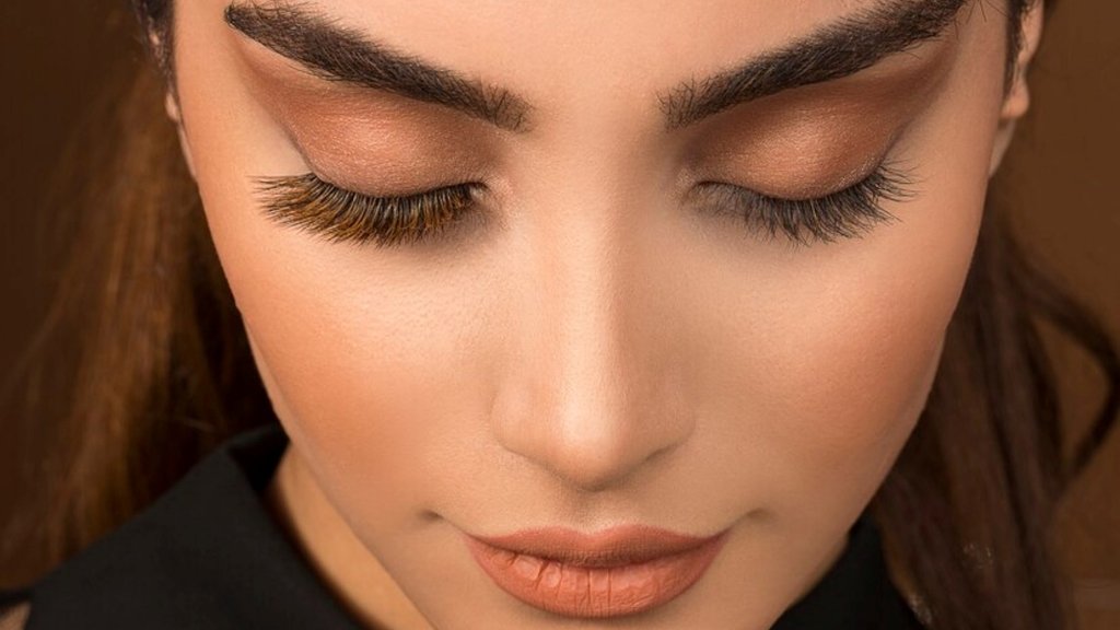 2 капли перед сном — и ваши ресницы станут гуще: лайфхак с касторовым маслом