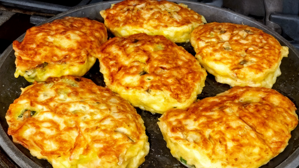 Эти ленивые пирожки можно пожарить, пока закипает чайник: моментальный перекус (РЕЦЕПТ)