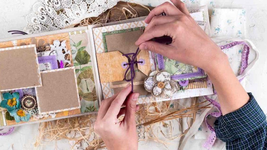 Больше чем просто фотоальбом: почему скрапбукинг стал главным антистресс-хобби 2026 года