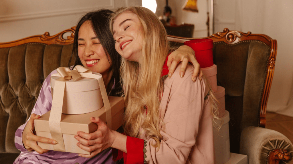 Что подарить подруге на 8 Марта? 32 идеи презентов, от которых ваша бести будет в восторге
