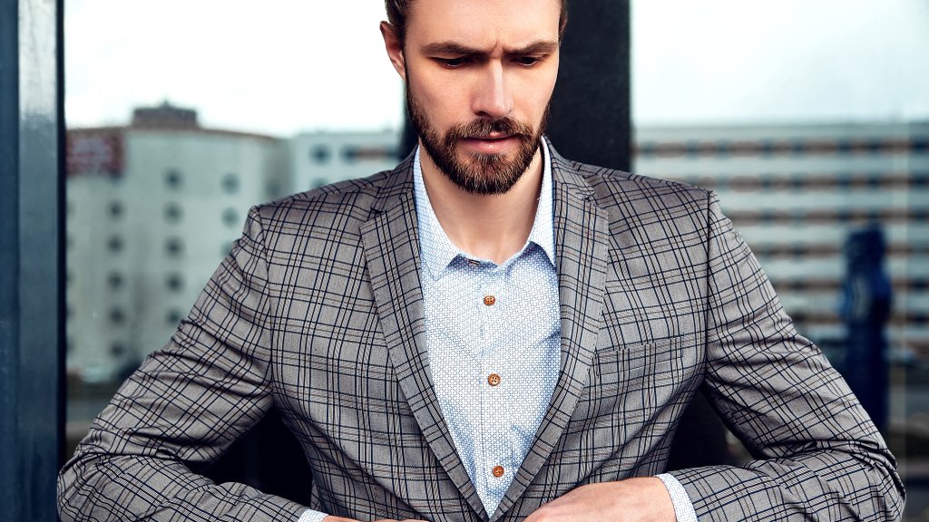 Вы точно этого не знали! Почему этикет запрещает застегивать нижнюю пуговицу мужского пиджака?