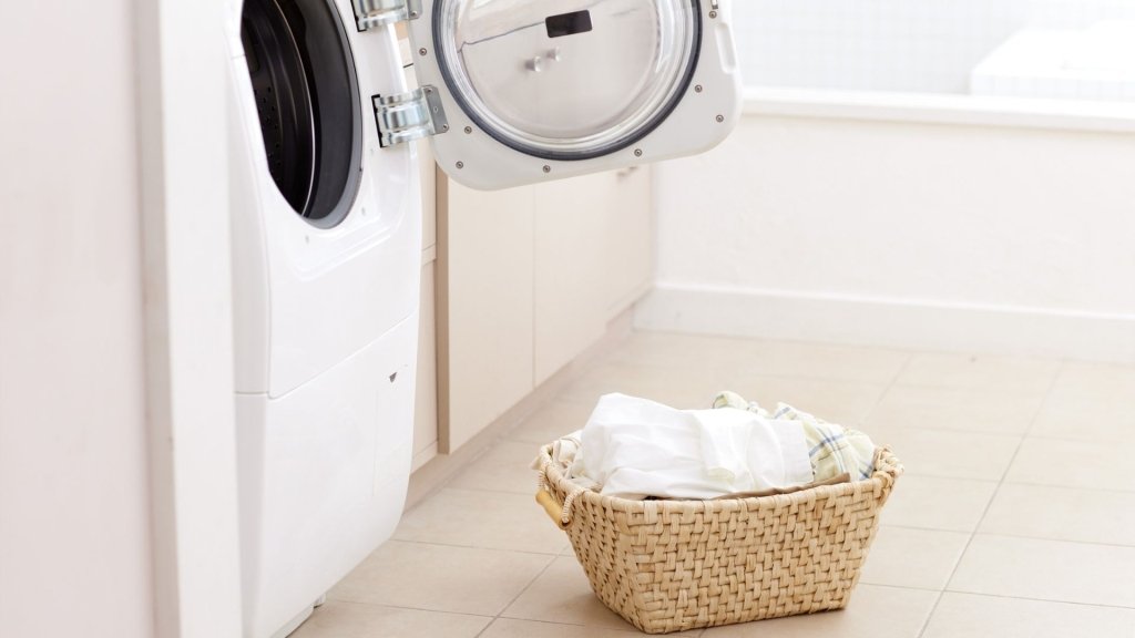 Забудете о утюге и горах стирки: уловки с одеждой, которые освободят ваши выходные