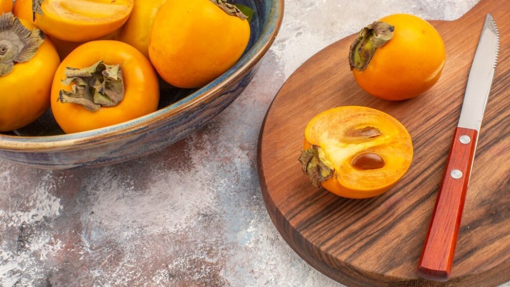 Якщо хурма “в’яже” рот - не викидайте її: 3 найкращі способи зробити її солодкою