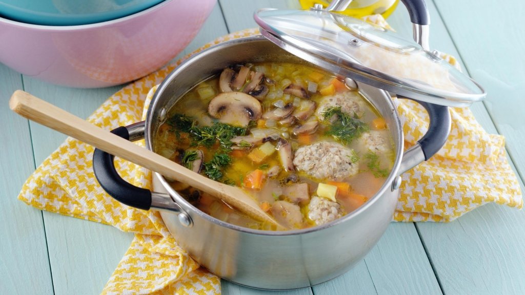 Если есть горстка фарша и немного грибов: этот удивительный "Сельский" суп будут просить каждый день (РЕЦЕПТ)