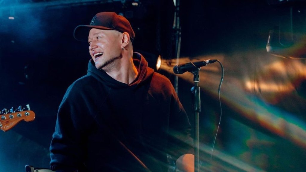 Музыка, которая спасает: Андрей Хлывнюк объявил о введении специальной категории билетов на майские концерты в Киеве