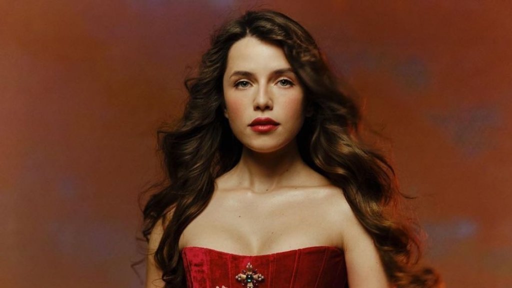 Кристина Соловий засветила голые ножки на морозе и призналась, сколько денег тратит на одежду: "Не покупаю себе дорогие вещи" (ВИДЕО)