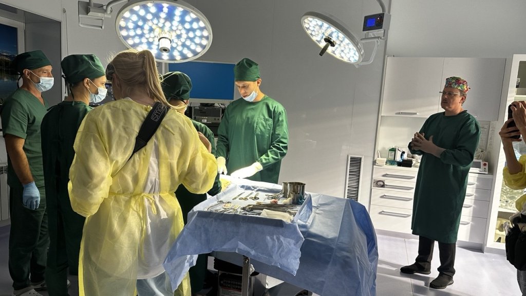 Служив медицині, а тепер і кіно: відомий український хірург з'явився у серіалі "Бийся, серце, бийся" (ВІДЕО)