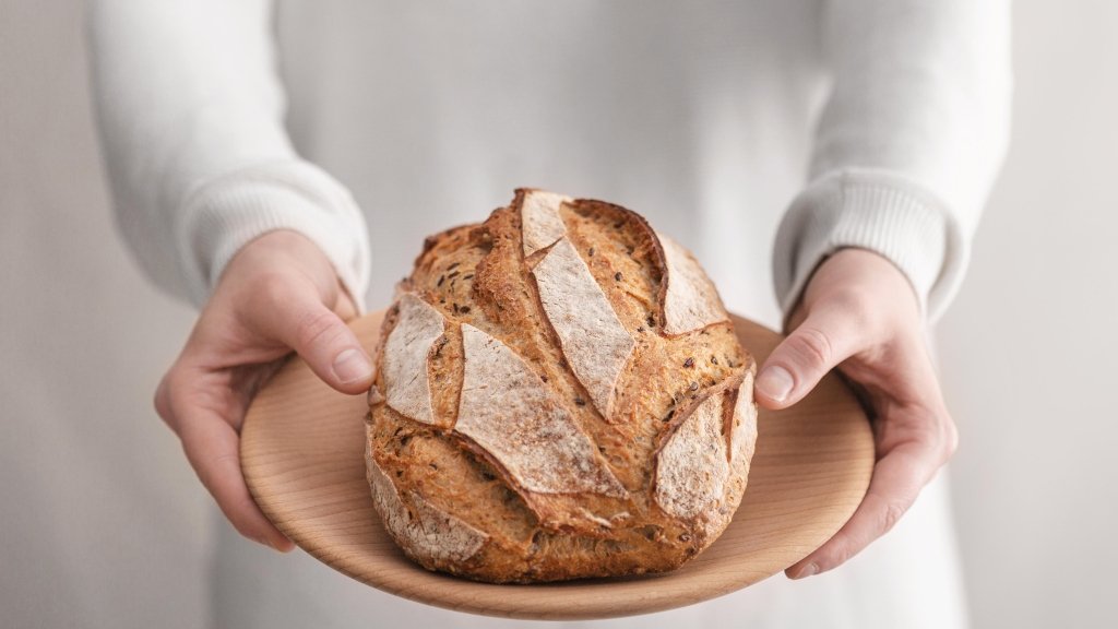 Буде, наче щойно з печі: пекарка показала хитрий трюк, що “поверне життя” замороженому хлібу (ВІДЕО)