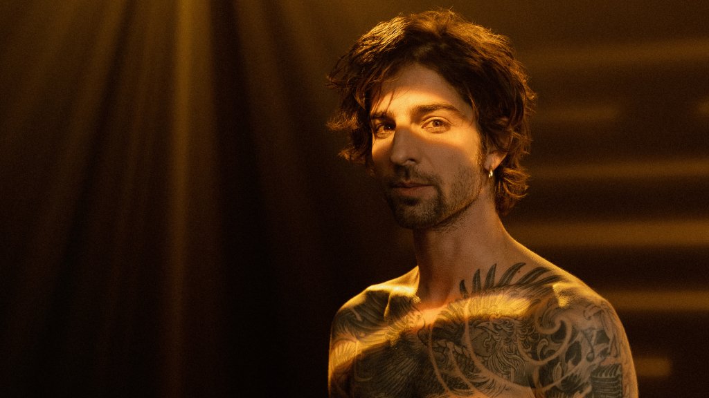 Голый торс и страстные поцелуи: Владимир Дантес выпустил горячий клип на песню "В обіймах" (ВИДЕО)