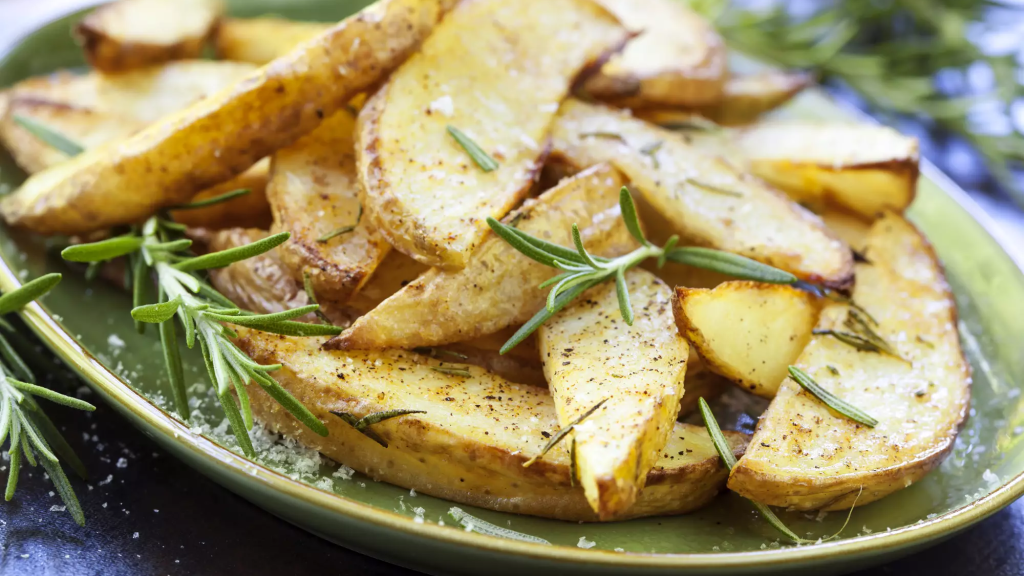 Секрет ідеальної картоплі, з яким скоринка буде неймовірною: спосіб приготування