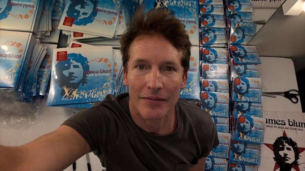 Дешёвый пиар или поддержка агрессора? Исполнитель хита "You're beautiful" Джеймс Блант вызвал возмущение, появившись в шапке с гербом рф (ФОТО)