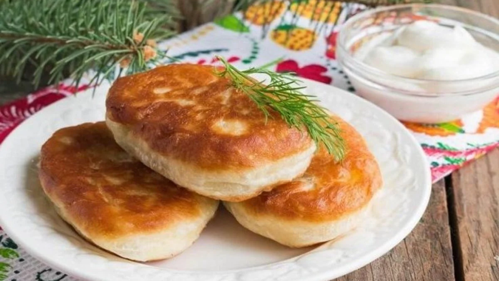 Никто не верит, что в этих пирожках нет ни яиц, ни молока: золотистые и вкусные, а рецепт – экономный