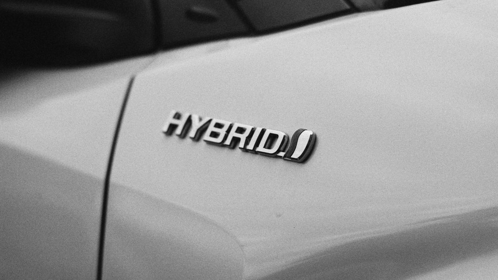 Гибридное авто: разумная инвестиция или дорогостоящая ошибка? Расчет выгоды в 2026 году