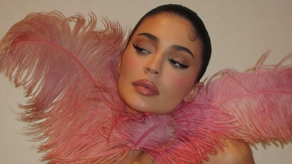 Кайли Дженнер показала модный розовый макияж на Новый год 2026 (ФОТО)