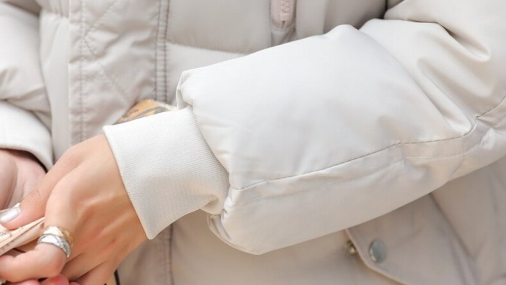 Грязь просто растворится: чем потереть засаленные рукава, чтобы не стирать всю куртку