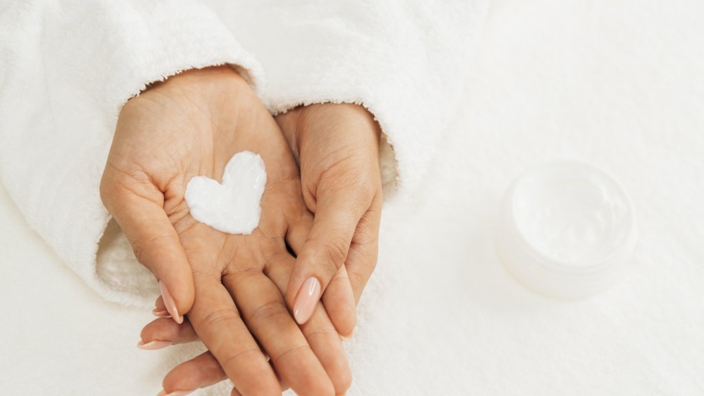 Больше не наждак: 5 причин, почему шелушатся руки зимой, и проверенные методы восстановления