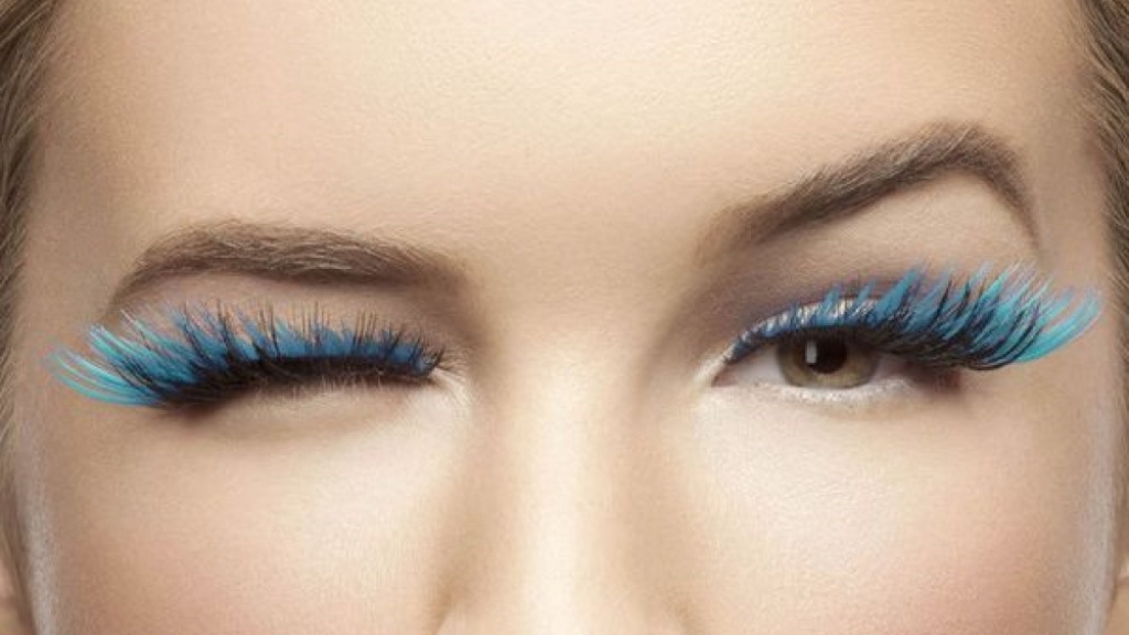 Зеленые стрелки, ресницы и малиновые губы: самый модный make-up на май 2024 года (ФОТО)