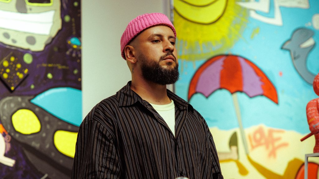 После шуток о Коломойском: MONATIK появился на футбольном матче в новом образе (ФОТО)