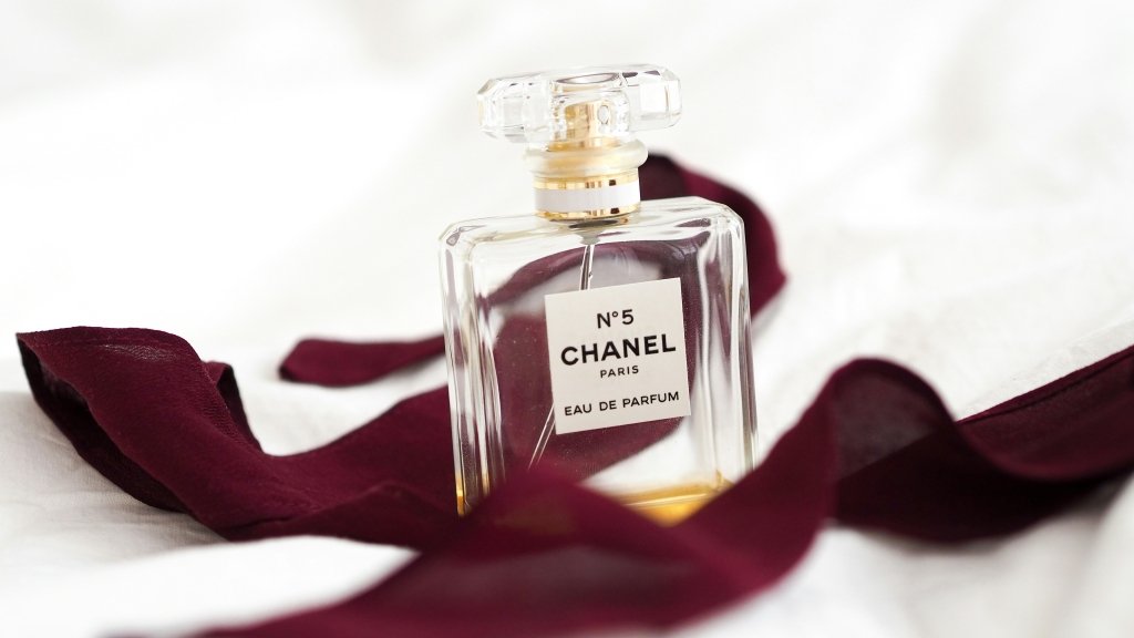 Их не найдешь в масс-маркете: нишевые ароматы, которые носят богатые женщины