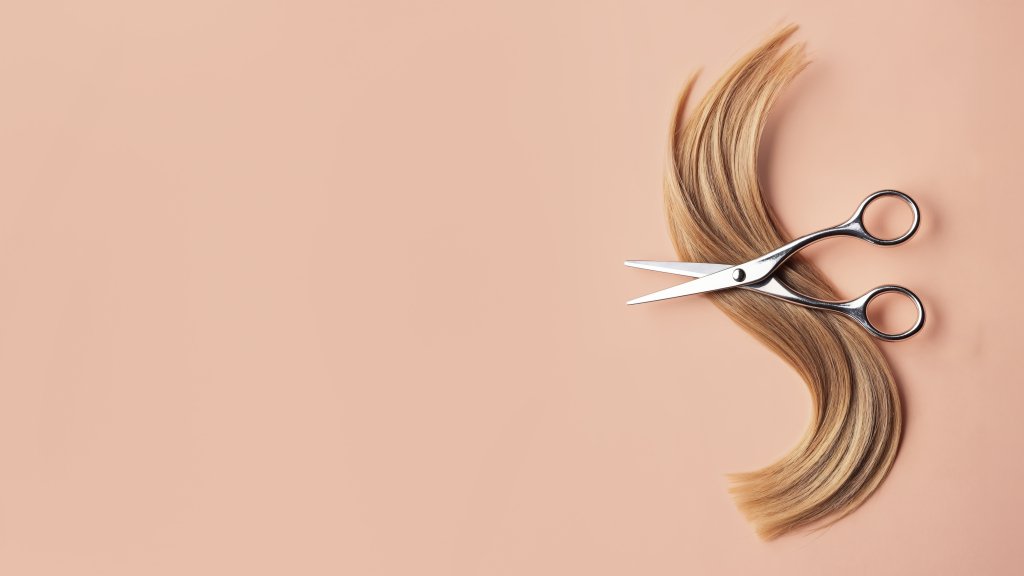 Когда стричь волосы в марте 2026 года: лунный календарь с датами для красивой прически и быстрого роста