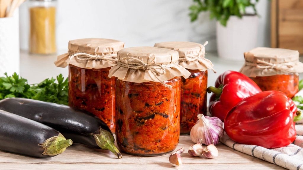 Лучше любого лечо: рецепт невероятно вкусного салата из баклажанов и перца на зиму