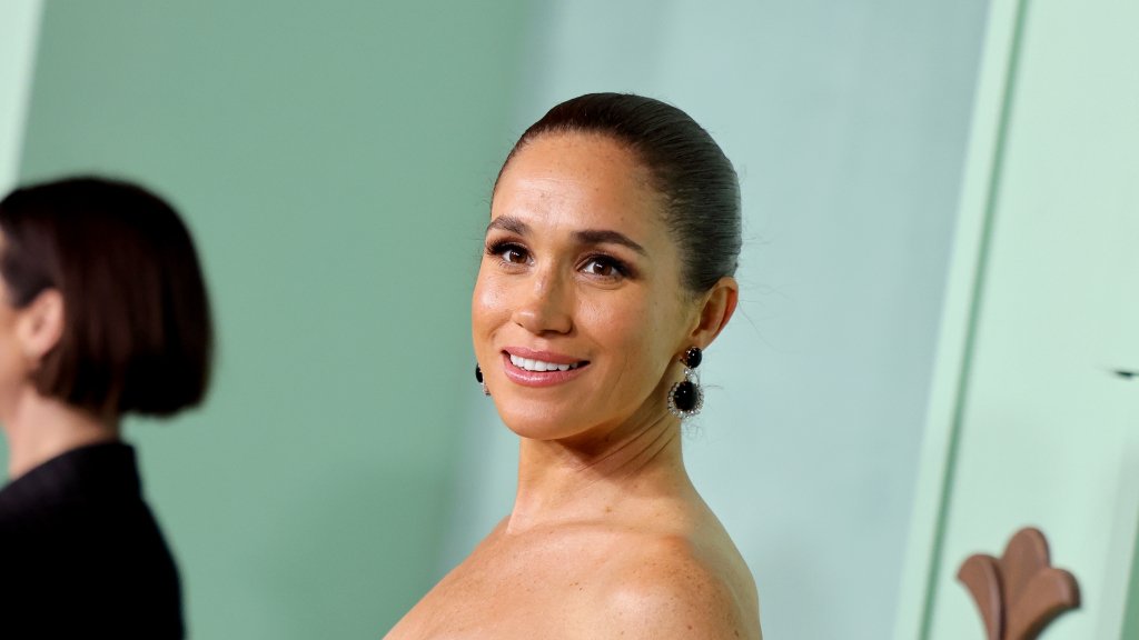 Чорне серце та довгий шлейф: Меган Маркл вразила контрастним образом на благодійному вечорі (ФОТО)