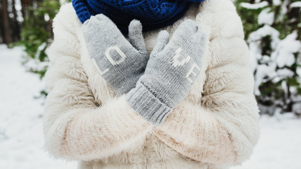 Даже в лютый мороз руки останутся теплыми: что положить в перчатки