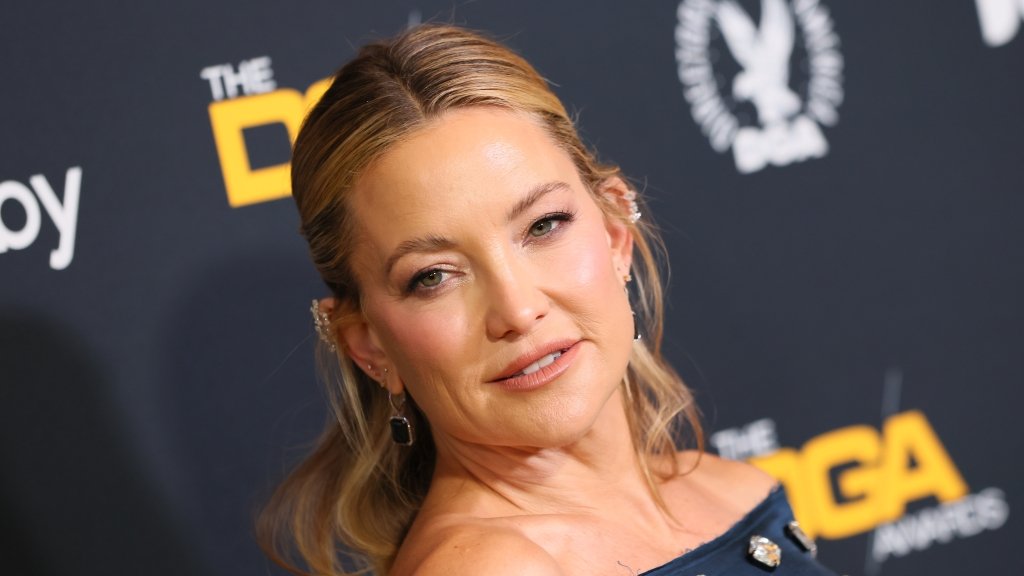 Модный провал или смелый эксперимент? Кейт Хадсон появилась на публике в помятом платье (ФОТО)