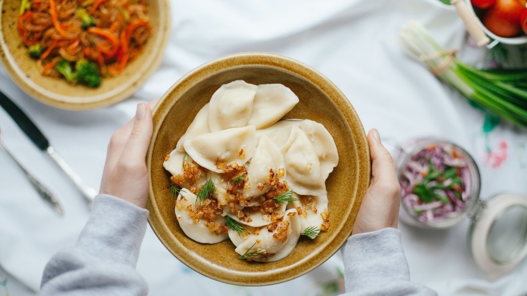 Ідеальне тісто, яке не рветься, не злипається і виходить дуже смачним: найкращий рецепт вареників
