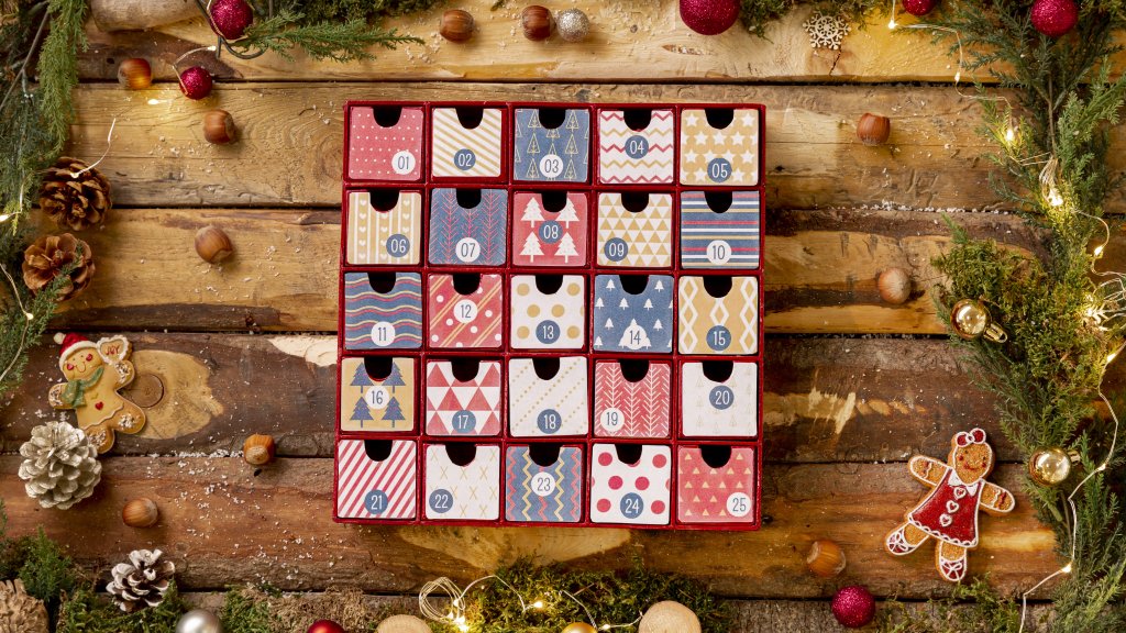 На любой вкус и бюджет: 10 лучших адвент-календарей 2025 года (от косметических до съедобных)