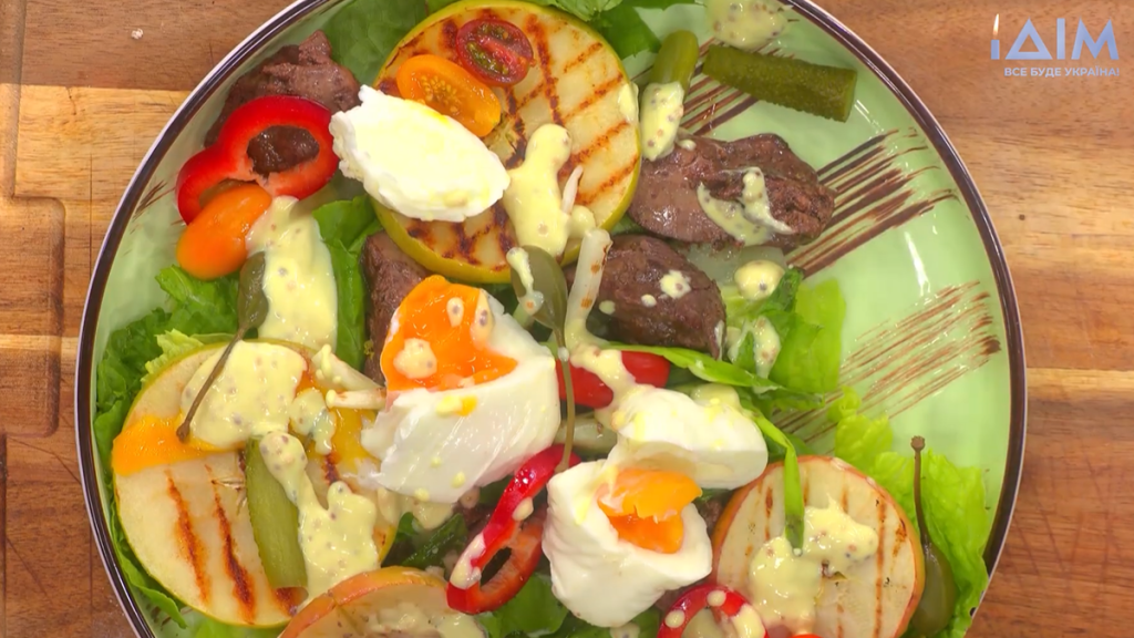 Как приготовить дома изысканный теплый салат с куриной печенью и яблоками-гриль, которому позавидуют даже шеф-повара (ВИДЕО)