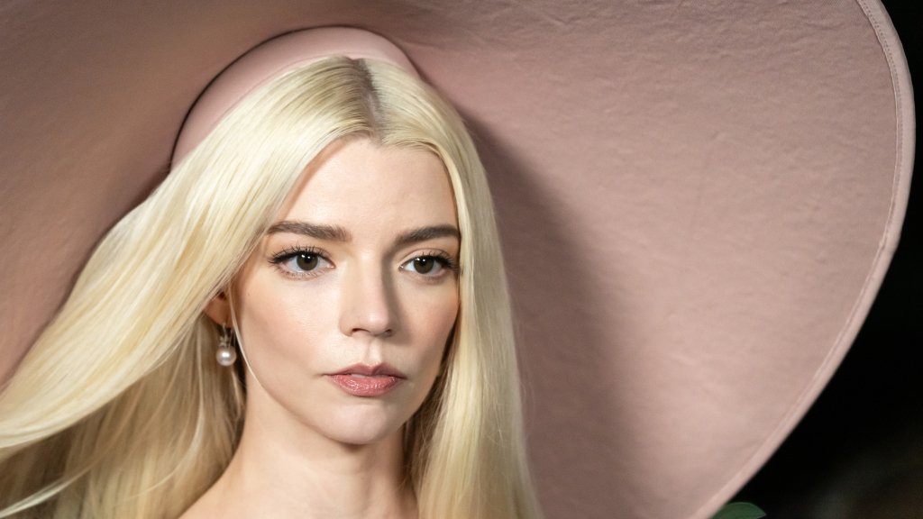 Шляпа, затмившая все: Аня Тейлор-Джой появилась в необычном образе на красной дорожке (ФОТО)