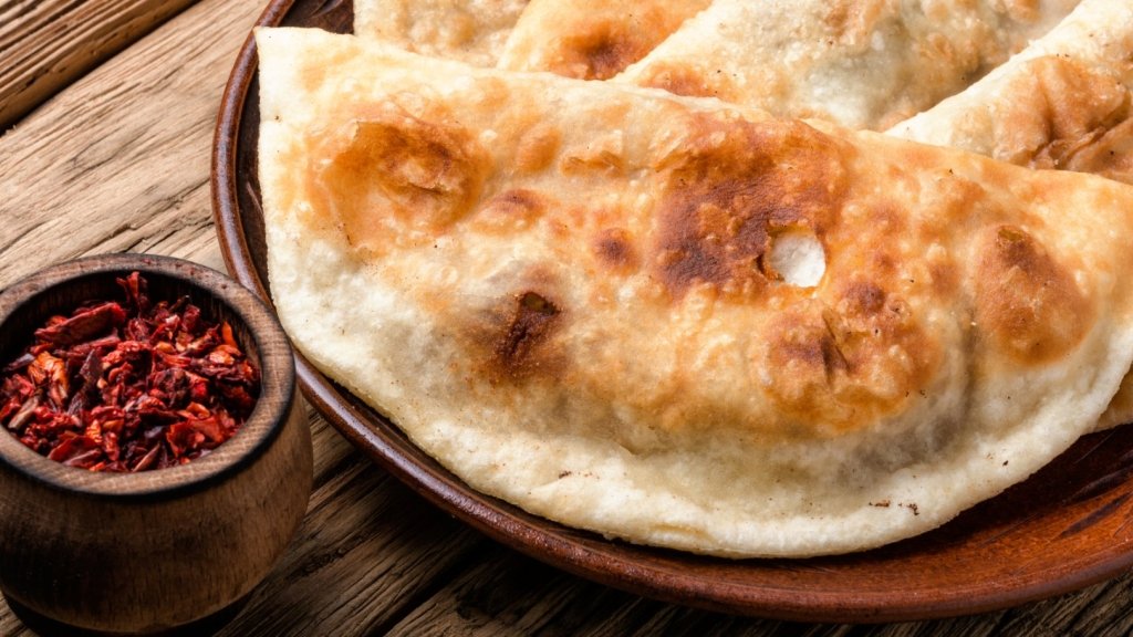 Как приготовить ленивые чебуреки: сочные, как настоящие, а руки о тесто пачкать не нужно (РЕЦЕПТ)