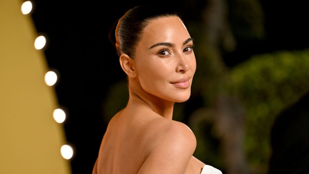 Затмила всех! Ким Кардашьян показала идеальное платье для Нового года 2026 (ФОТО)