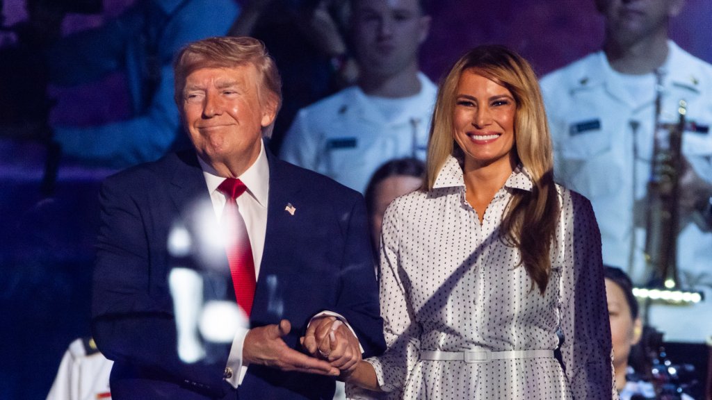 Мелания Трамп впервые за долгое время появилась на публике и показала стильный летний образ (ФОТО)