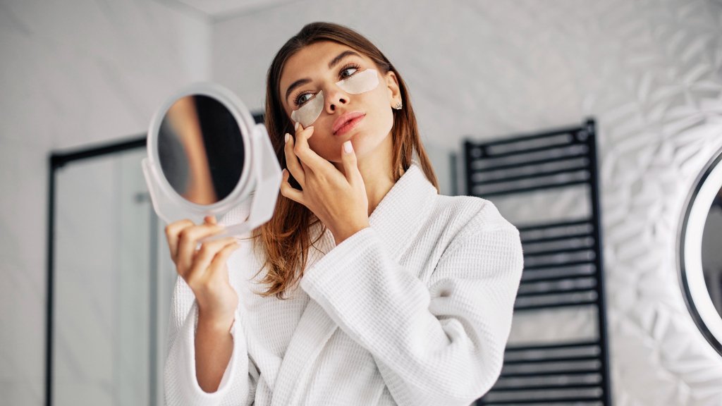 Не покупайте то, что "обещает невероятное": эксперт раскрыла 5 главных секретов ухода за кожей 35+, которые действительно работают