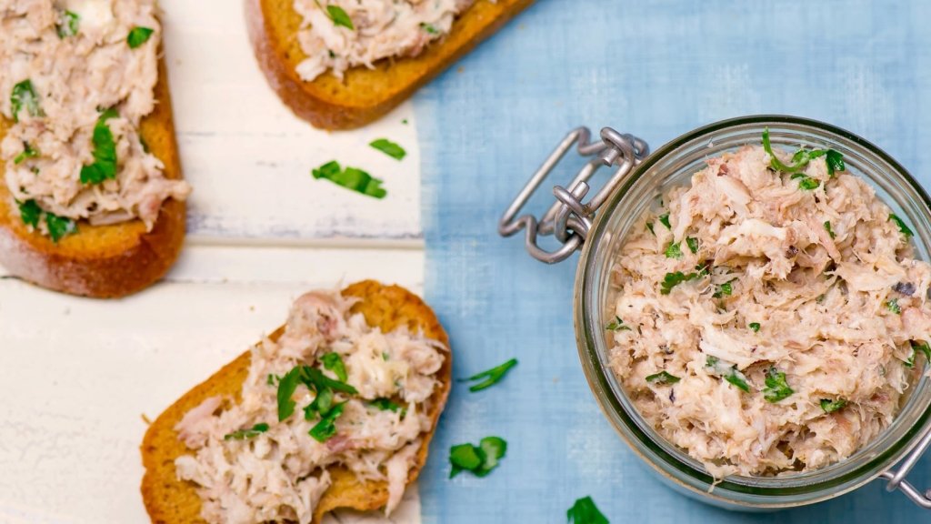 Как приготовить гору бутербродов с красной рыбой, чтобы было дешево: гениальный рецепт (ВИДЕО)