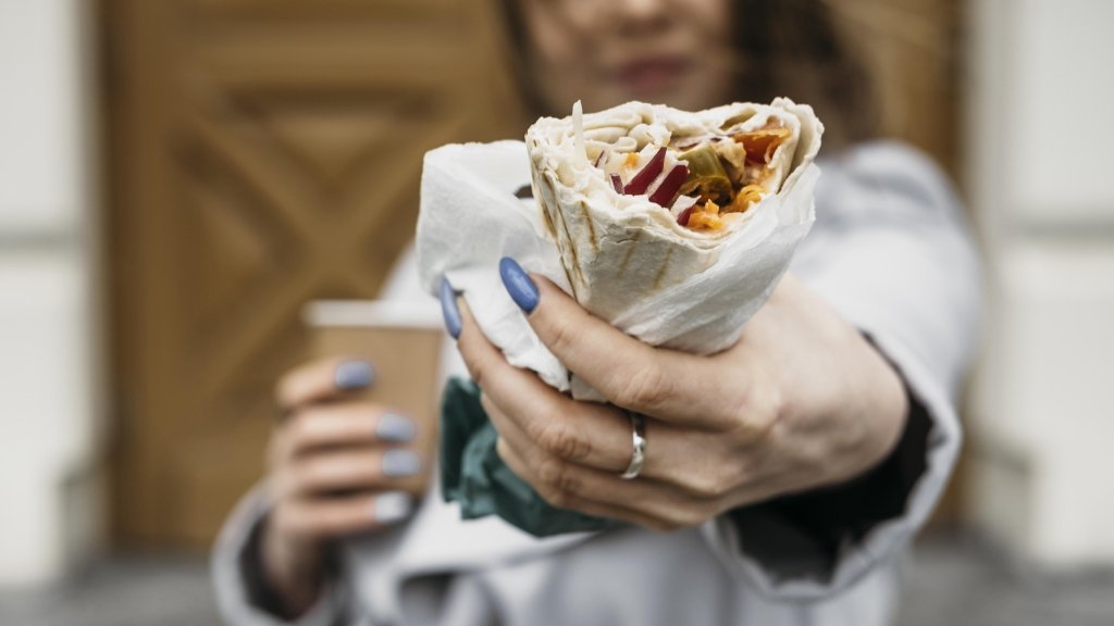 День шаурмы 13 февраля: как мясо в лаваше стало самой популярной едой в мире (ВИДЕО)