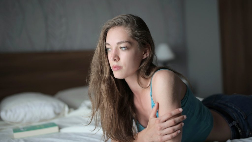 Прелюдия, боль и даже куннилингус: что бесит женщин в сексе (ВИДЕО)