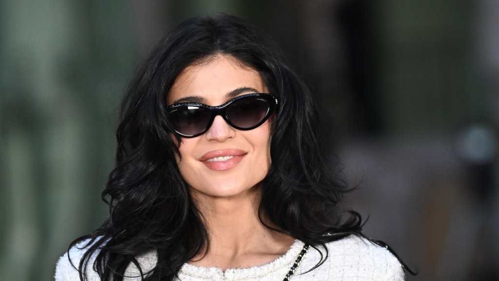 Это не слишком ли? Кайли Дженнер ошеломила фанатов провокационным платьем из латекса (ФОТО)