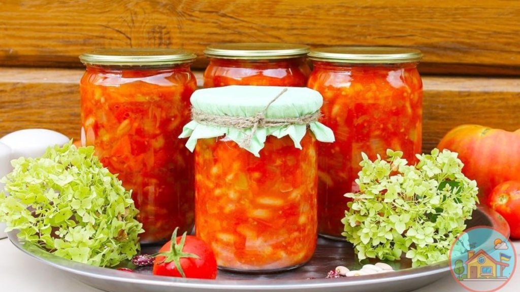 От такого лакомства никто не откажется: как приготовить на зиму сытный салат с фасолью "Урожайный"