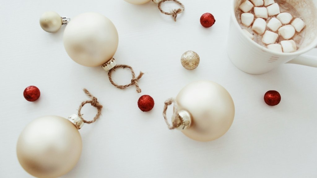 Бархатные шарики на елку своими руками: простой хенд-мейд с содой и краской (ВИДЕО)