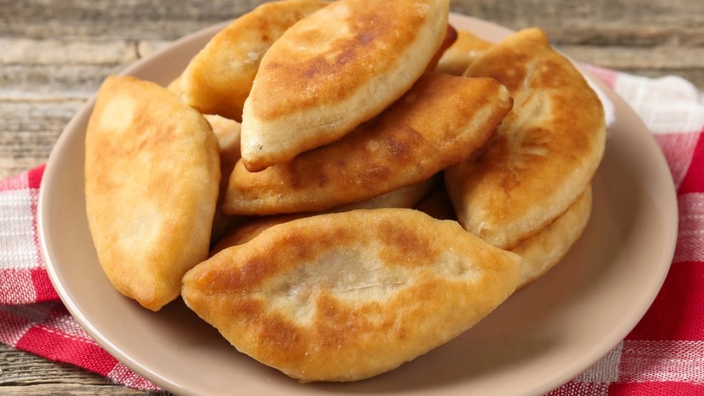 Вкусные жареные "лежни": эти пирожки готовятся очень быстро (РЕЦЕПТ)